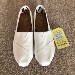 🆕White Canvas TOMS